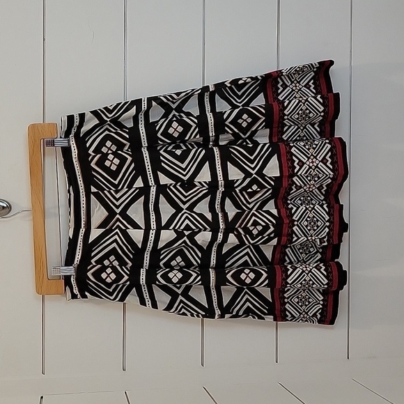 Sunny Leigh size 8 midi skirt black white with accents of red and gold - Picture 2 of 3